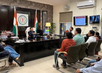 बिना तारपोलिन ढंके परिवहन करने वाले वाहनों पर नियमित कार्यवाही के निर्देश – कलेक्टर कार्तिकेया गोयल