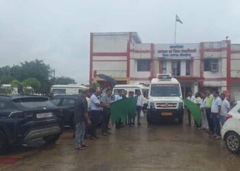 स्वास्थ्य जांच के लिए 5 वाहन को कलेक्टर ने हरी झंडी दिखाकर रवाना किया