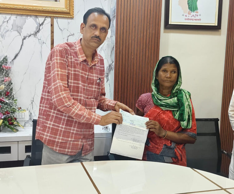 मुख्यमंत्री साय के निर्देश पर रामरिका बाई को मिली आर्थिक सहायता