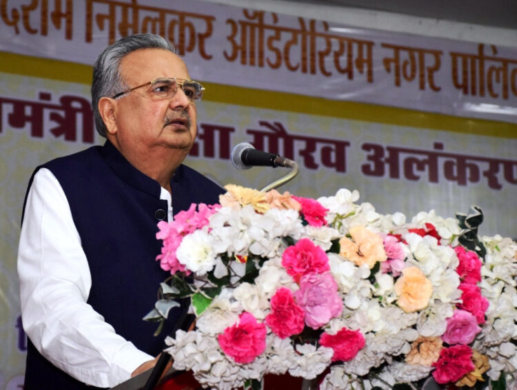 विधानसभा अध्यक्ष डॉ. रमन सिंह ने शिक्षक दिवस पर सम्मानित किए 30 शिक्षक