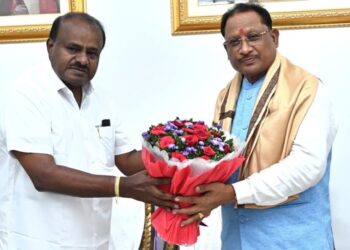 छत्तीसगढ़ के मुख्यमंत्री ने आज निवास पर केंद्रीय इस्पात और भारी उद्योग मंत्री एवं कर्नाटक के पूर्व मुख्यमंत्री श्री एचडी कुमारस्वामी से सौजन्य भेंट