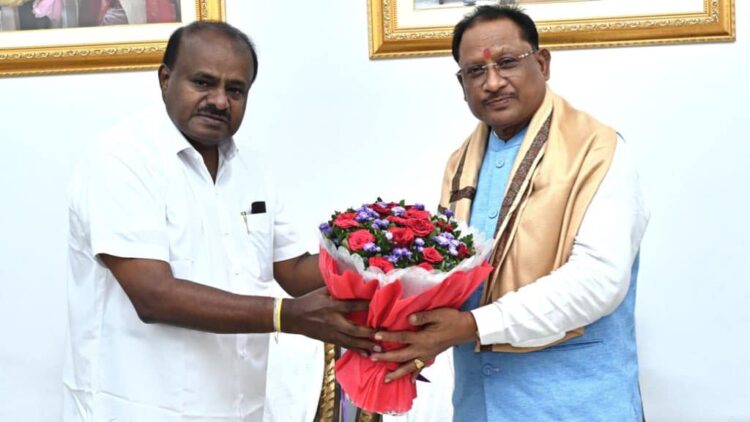 छत्तीसगढ़ के मुख्यमंत्री ने आज निवास पर केंद्रीय इस्पात और भारी उद्योग मंत्री एवं कर्नाटक के पूर्व मुख्यमंत्री श्री एचडी कुमारस्वामी से सौजन्य भेंट