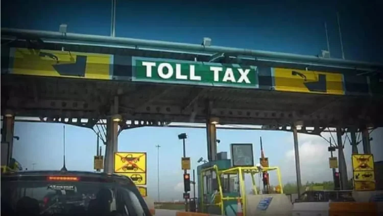 देश में टोल वसूली के लिए नई GPS आधारित प्रणाली लागू हो गई है। इस नई प्रणाली के तहत, नेशनल हाईवे पर 20 किलोमीटर तक की यात्रा मुफ्त होगी, इसके बाद की यात्रा के लिए टोल लिया जाएगा