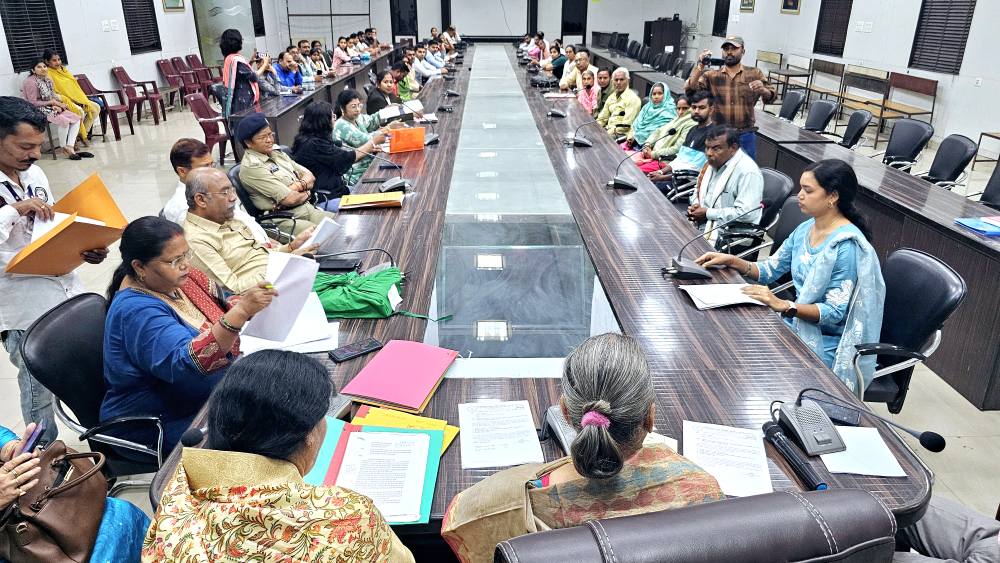 महिला आयोग ने "सृजन सभाकक्ष" में की शिकायतों की सुनवाई