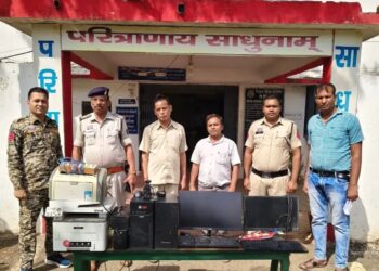 धान खरीदी घोटाले पर बड़ी कार्रवाई: साल्हेओना उपार्जन केंद्र के समिति प्रबंधक और कंप्यूटर ऑपरेटर गिरफ्तार